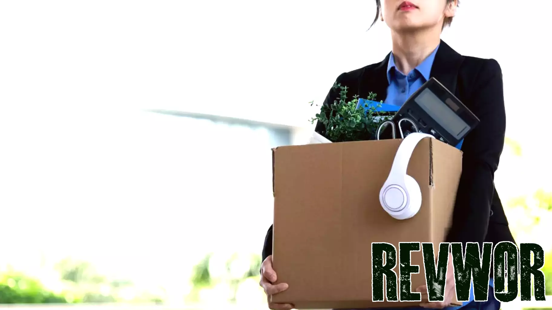 Signs of Job Market Weakness Emerge Amid Rising Layoffs