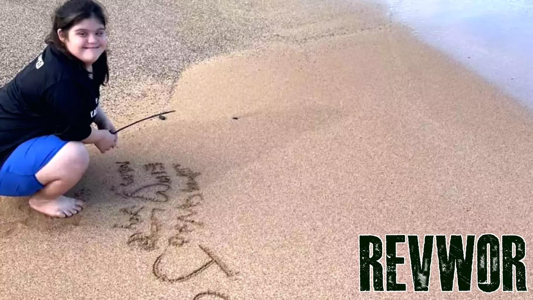 Teen on Kauaʻi with Down Syndrome turns beach sand messages into business