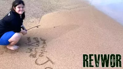 Teen on Kauaʻi with Down Syndrome turns beach sand messages into business